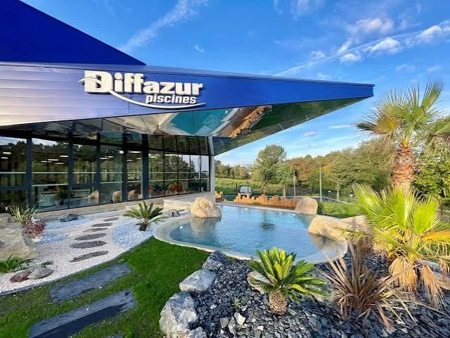 Le showroom Diffazur Piscines, avec son bassin et ses palmiers