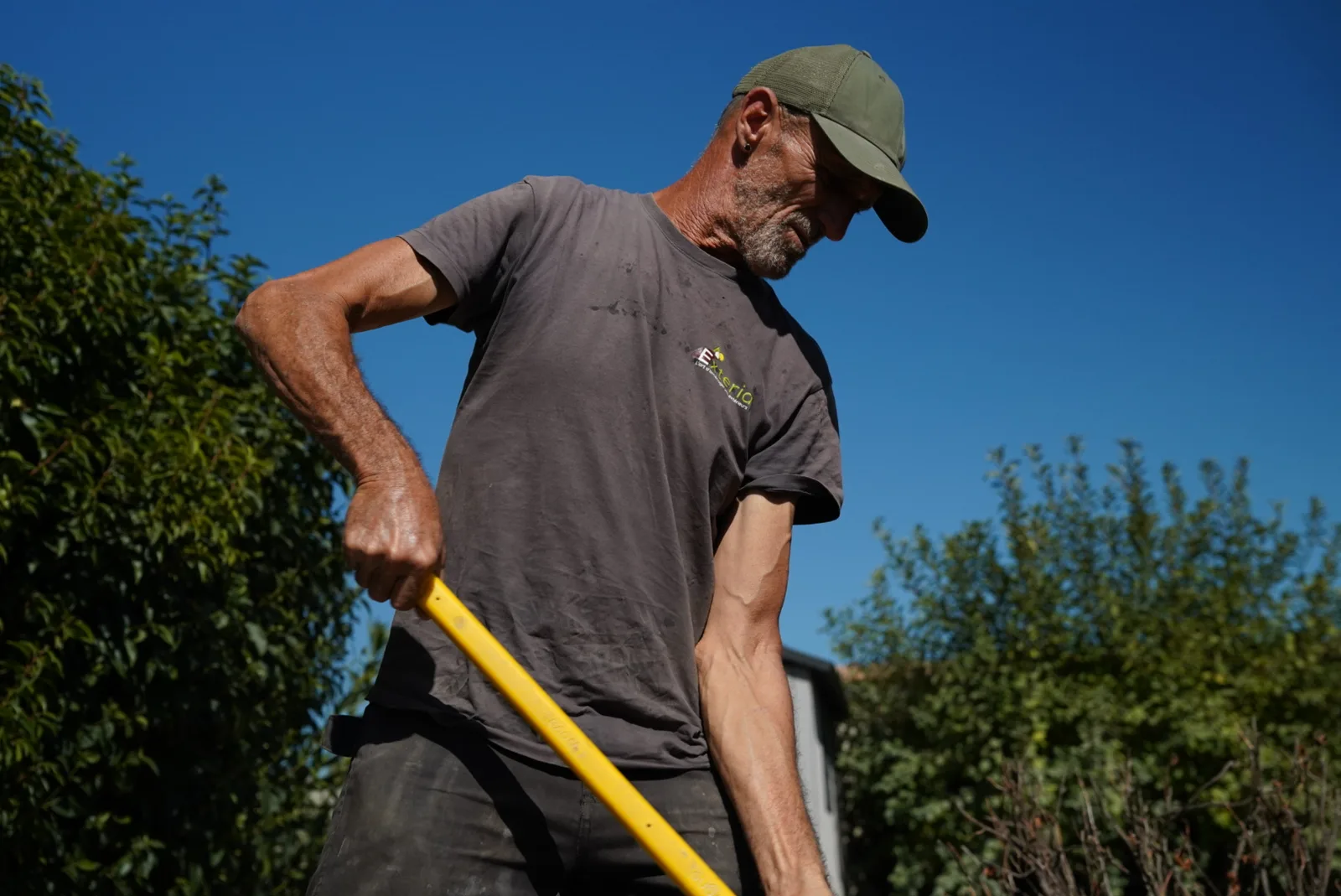 Un ouvrier d'Exteria au travail sur un chantier, avec le logo Exteria sur son tee-shirt