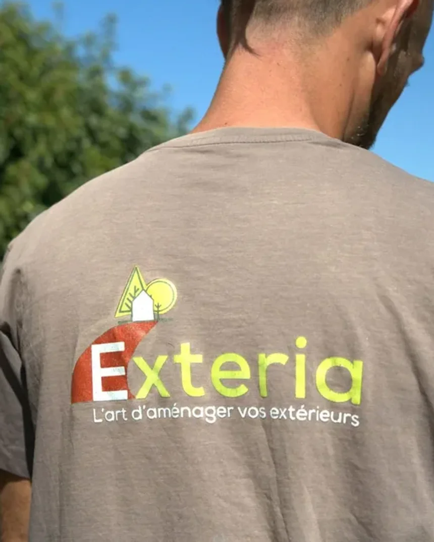 Un membre de l'équipe d'Exteria, avec le logo Exteria sur son tee-shirt